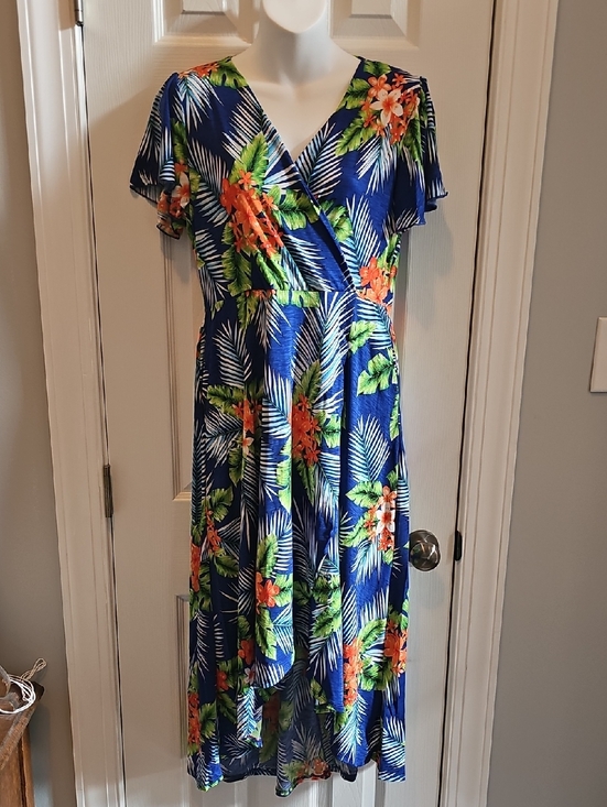 Hailey & Co. Dresses & Skirts - NWOT Navy Blue Tropical Floral Wrap Midi Dress